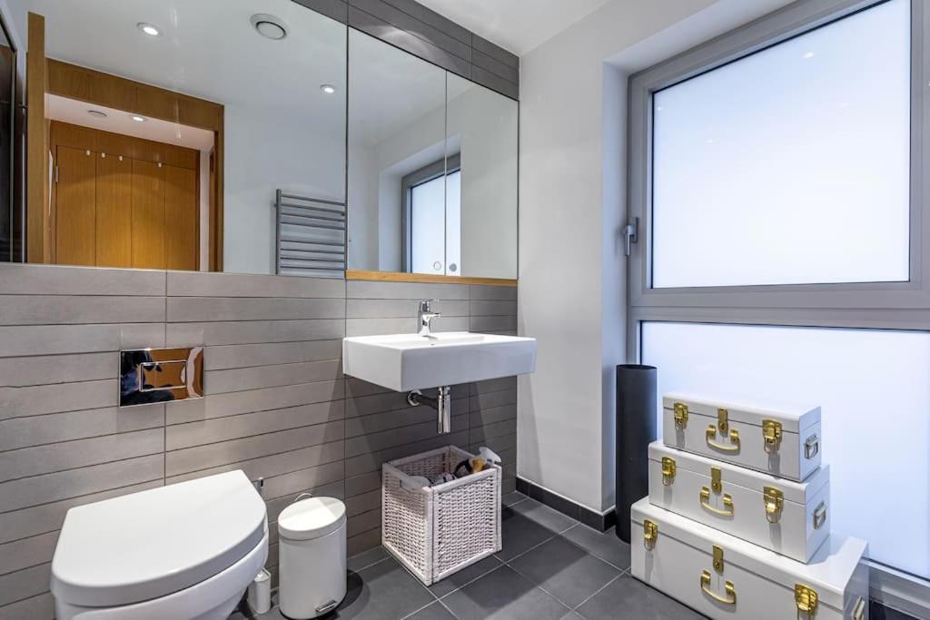 Stylish House With Superb Space London
